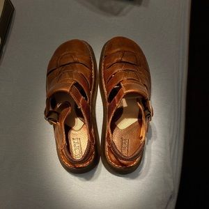 BORN men’s closed toe sandals. (Like New in box)